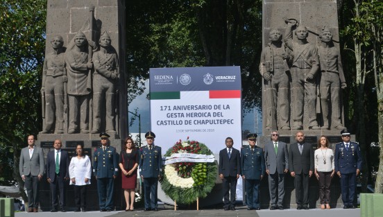 Autoridades estatales, municipales y militares participaron en la guardia de honor a la gesta heroica de los Niños Héroes de Chapultepec en Xalapa. 
