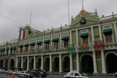 A 3 días de las celebraciones patrias, fueron colocados algunos adornos luminosos en el centro de Xalapa, en el Palacio de Gobierno y en una cuadra de la calle Enríquez.