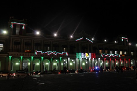 A 3 días de las celebraciones patrias, fueron colocados algunos adornos luminosos en el centro de Xalapa, en el Palacio de Gobierno y en una cuadra de la calle Enríquez.