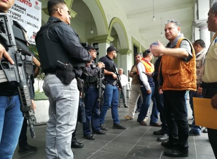La Secretaría de Protección Civil, el Ayuntamiento de Xalapa y la Fiscalía Especializada en Delitos Ambientales y contra los Animales, llevaron a cabo este viernes un operativo en mercados de la ciudad para evitar la venta de pirotecnia. 