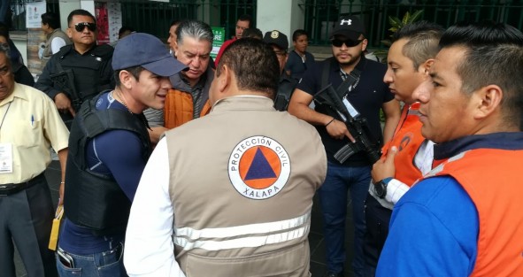 La Secretaría de Protección Civil, el Ayuntamiento de Xalapa y la Fiscalía Especializada en Delitos Ambientales y contra los Animales, llevaron a cabo este viernes un operativo en mercados de la ciudad para evitar la venta de pirotecnia. 
