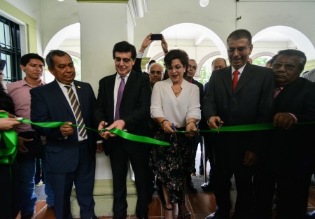 Directivos del Diario de Xalapa,  en compañía de distinguidas personalidades, inauguraron la exposición fotográfica de los fotoperiodistas de esta empresa en los pasillos de Palacio municipal.