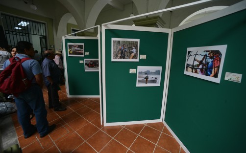 A diferencia de la exposición homenaje a Heberto Castillo, en esta  ocasión sí alcanzó para mamparas más presentables.