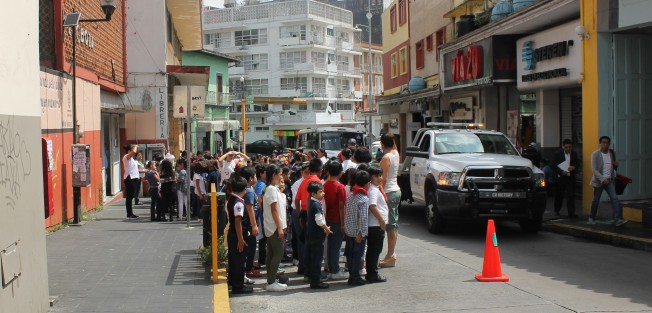 Con el apoyo de personal de Protección Civil, Tránsito y maestros, alumnos de la escuela Primaria Manuel de Boza realizaron este viernes un simulacro de desalojo del plantel, en el marco del mes de la Protección Civil. 