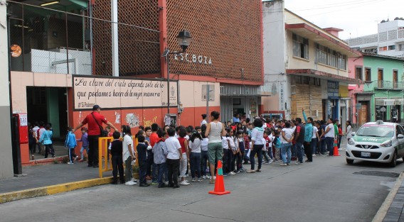 Con el apoyo de personal de Protección Civil, Tránsito y maestros, alumnos de la escuela Primaria Manuel de Boza realizaron este viernes un simulacro de desalojo del plantel, en el marco del mes de la Protección Civil. 