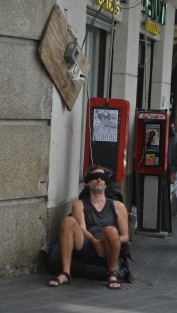 Un turista de los llamados mochileros carga pila y descansa sobre la calle de Lucio.
