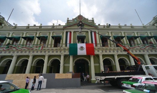 Como buenos mexicanos los del palacio de gobierno ya comenzaron a poner los adornos patrios  para el grito.