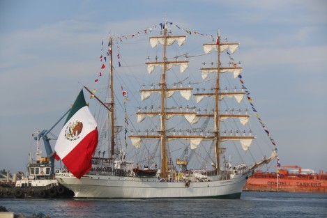 A bordo del buque escuela Cuauhtémoc llegó la llama olímpica a Veracruz, para conmemorar el suceso de hace 50 años en que el fuego olímpico arribó a México para presidir los Juegos Olímpicos México 68.