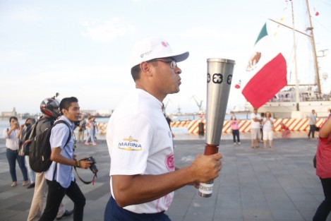 La Antorcha Olímpica regresó a Veracruz después de 50 años. Participaron atletas que en 1968 fueron los encargados de trasladar el fuego a tierra por vía marítima.