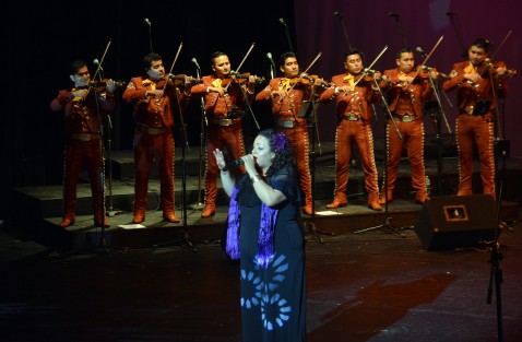 En la sala grande del Teatro del Estado  se realizó el concierto <em>El Mariachi Universitario celebra a los grandes, Luis Miguel y Juan Gabriel</em> interpretado por el Mariachi UV en compañía de la maestra Mónica Fogelquist, el ballet Folklórico de la UV y el Coro de la Universidad.  