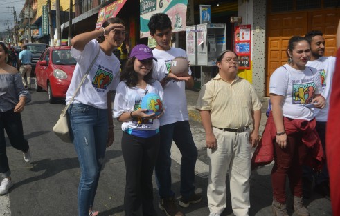 Cientos de xalapeños se dieron cita en punto de las 4 de la tarde  para primeramente participar en el melón más guapo y posteriormente en la carrera.