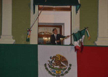 El gobernador Miguel Ángel Yunes Linares dio su segundo y último Grito de Independencia en Palacio de Gobierno en compañía de algunos funcionarios de gobierno, amistades y familiares. 