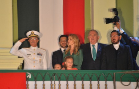 El gobernador Miguel Ángel Yunes Linares dio su segundo y último Grito de Independencia en Palacio de Gobierno en compañía de algunos funcionarios de gobierno, amistades y familiares. 
