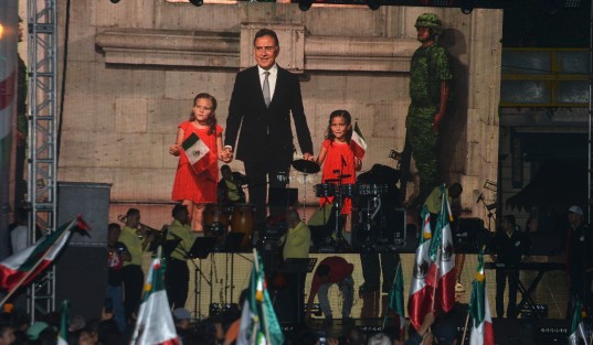 El gobernador Miguel Ángel Yunes Linares dio su segundo y último Grito de Independencia en Palacio de Gobierno en compañía de algunos funcionarios de gobierno, amistades y familiares. 