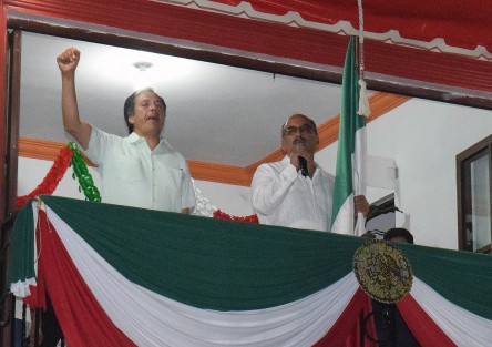 En el municipio de Emiliano Zapata, el alcalde Jorge Mier dio el Grito de Independencia acompañado del Gobernador Electo, Cuitláhuac García Jiménez.  