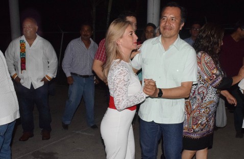 El gobernador electo, Cuitláhuac García, y la diputada local electa, Ana Miriam Ferráez disfrutaron de la celebración patria en Emiilano Zapata, Ver.