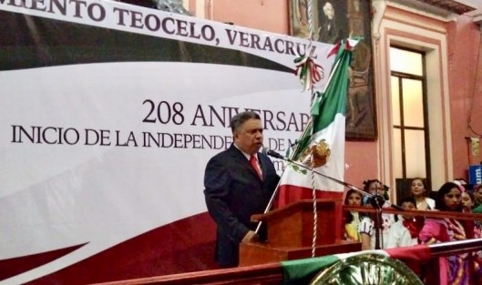 En Teocelo, Ver., el alcalde Mario Chama Díaz, encabezó la ceremonia del Grito de Independencia, al que acudieron cientos de teocelenses, quienes vitorearon a los héroes de la Patria, y además disfrutaron de un lucido festejo.