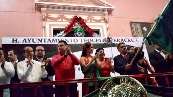 En Teocelo, Ver., el alcalde Mario Chama Díaz, encabezó la ceremonia del Grito de Independencia, al que acudieron cientos de teocelenses, quienes vitorearon a los héroes de la Patria, y además disfrutaron de un lucido festejo.  
