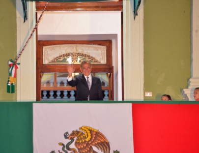 El gobernador Miguel ängel Yunes Linares encabezó este 15 de septiembre  la ceremonia del Grito de Independencia en una plaza Lerdo sin el lleno acostumbrado, pese a la invitación a bailar con el Grupo Niche, y la convocatoria a empleados de Gobierno del Estado a acudir a gritar ¡Viva México!.  