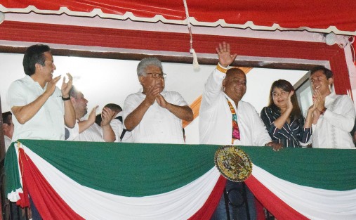 En el municipio de Emiliano Zapara, Ver. el gobernador electo, Cuitláhuac García acompañó al alcalde en la ceremonia del Grito de Independencia. En el evento también estuvieron presentes algunos de los personajes que formarán parte del nuevo gabinete, así como el Senador Ricardo Ahued y diputados locales electos.