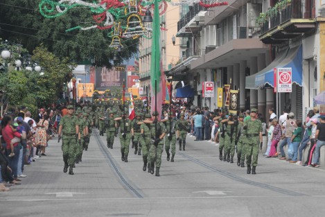 Breve desfile conmemorativo del 208 aniversario del inicio de la Guerra de Independencia, se llevó a cabo en Xalapa. Sin mucha participación de escuelas, y donde el Ejército Mexicano fue el que lució y fue aplaudido. 