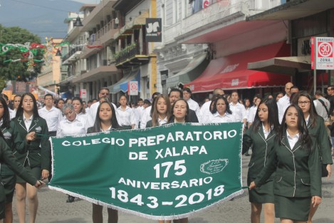Breve desfile conmemorativo del 208 aniversario del inicio de la Guerra de Independencia, se llevó a cabo en Xalapa. Sin mucha participación de escuelas, y donde el Ejército Mexicano fue el que lució y fue aplaudido. 