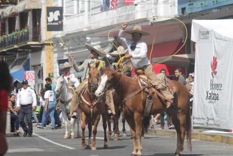 Breve desfile conmemorativo del 208 aniversario del inicio de la Guerra de Independencia, se llevó a cabo en Xalapa. Sin mucha participación de escuelas, y donde el Ejército Mexicano fue el que lució y fue aplaudido. 