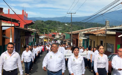 En Teocelo se llevó a cabo el desfile conmemorativo al 208 Aniversario del Inicio de la Guerra de Independencia, encabezado por el alcalde Mario Antonio Chama.  