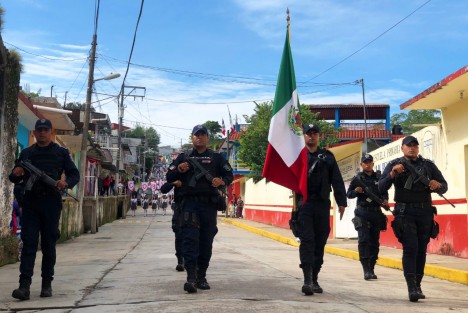 En Teocelo se llevó a cabo el desfile conmemorativo al 208 Aniversario del Inicio de la Guerra de Independencia, encabezado por el alcalde Mario Antonio Chama.  