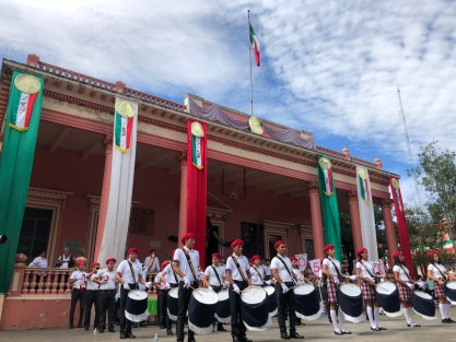 En Teocelo se llevó a cabo el desfile conmemorativo al 208 Aniversario del Inicio de la Guerra de Independencia, encabezado por el alcalde Mario Antonio Chama.  