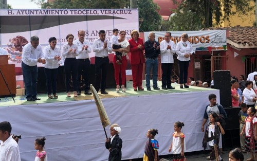 Desde el palco de honor también presenciaron el paso de los contingentes escolares la síndica Zayra Martínez, el Regidor Luis Valencia y la Presidenta del DIF municipal, Mara Chama Villa.  