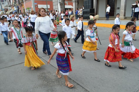 22 escuelas desfilaron en Tlapacoyan, en el festejo del 208 aniversario del inicio de la independencia de México.
