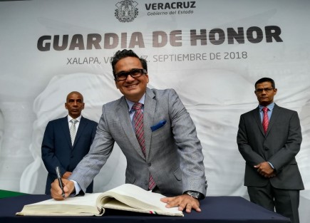 Al acudir a realizar guardia de Honor ante el monumento a Miguel Hidalgo, el fiscal del Estado, Jorge Winckler dijo que familiares de desaparecidos han acudido ha ver las fotografías de prendas e identificaciones halladas en fosas clandestinas, sin embargo algunos ni siquiera habían denunciado la desaparición de su  familiar.  