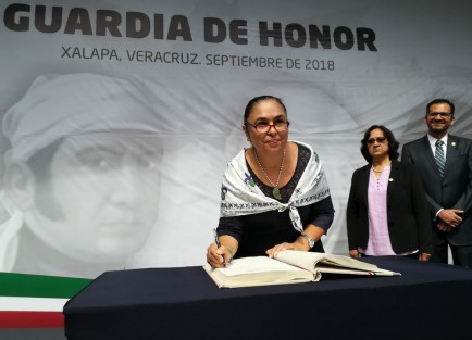 La rectora de la Universidad Veracruzana, Sara Ladrón de Guevara, descartó  que catedráticos de esa casa de estudios estén siendo víctimas de extorsiones y secuestros; y agregó que la policía estatal ha reforzado al vigilancia en zonas universitarias y en Los Lagos, a solicitud de estudiantes. 