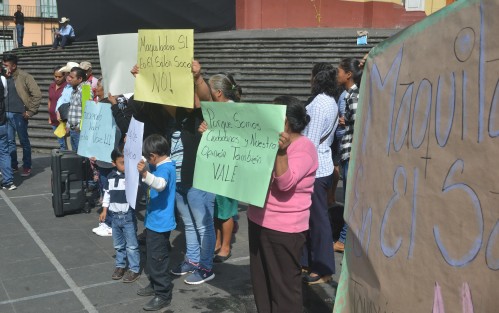 Habitantes del municipio de Tonayán se manifestaron frente al Palacio de Gobierno para denunciar que la alcaldesa Corina Apodaca Quiñones está implementando una maquiladora en el único Salón Social con que cuentan en esa localidad, ante la inconformidad de la población.   