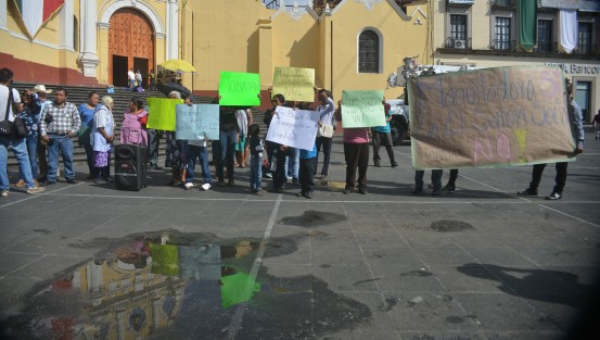 Habitantes del municipio de Tonayán se manifestaron frente al Palacio de Gobierno para denunciar que la alcaldesa Corina Apodaca Quiñones está implementando una maquiladora en el único Salón Social con que cuentan en esa localidad, ante la inconformidad de la población. 