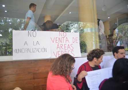 Habitantes de la unidad habitacional  Sipeh Ánimas exhibieron varias anomalías hechas por personal de Desarrollo Urbano y medio ambiente durante  2012 a 2017, al invadir áreas verdes en esa zona.  