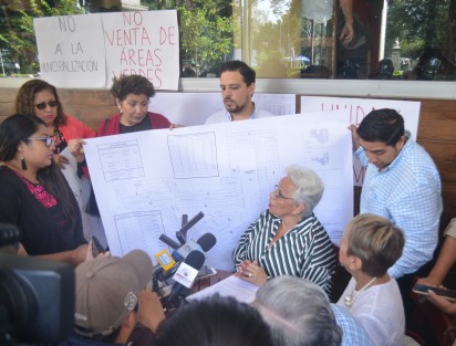 Habitantes de la unidad habitacional  Sipeh Ánimas exhibieron varias anomalías hechas por personal de Desarrollo Urbano y medio ambiente durante  2012 a 2017, al invadir áreas verdes en esa zona.  