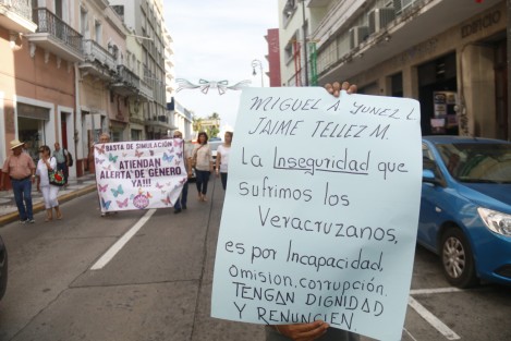 Ciudadanos de diversos colectivos, identificados con el partido MORENA, caminaron por las calles del centro para pedir la renuncia del gobernador, el secretario de seguridad pública y el fiscal por la incapacidad que han tenido para contener la violencia.