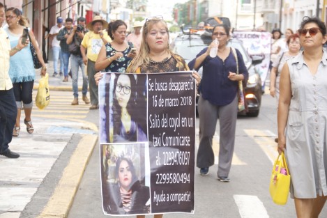Ciudadanos de diversos colectivos, identificados con el partido MORENA, caminaron por las calles del centro para pedir la renuncia del gobernador, el secretario de seguridad pública y el fiscal por la incapacidad que han tenido para contener la violencia.