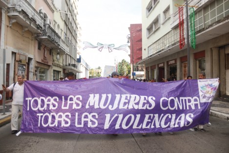 Ciudadanos de diversos colectivos, identificados con el partido MORENA, caminaron por las calles del centro para pedir la renuncia del gobernador, el secretario de seguridad pública y el fiscal por la incapacidad que han tenido para contener la violencia.