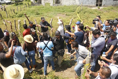 También hubo empujones entre reporteros y policía ministerial.