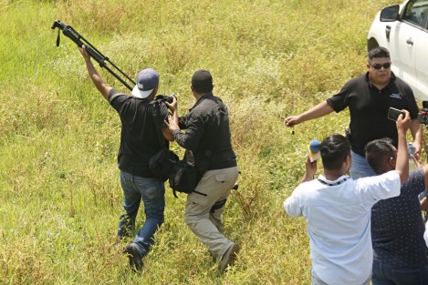 También hubo empujones entre reporteros y policía ministerial.