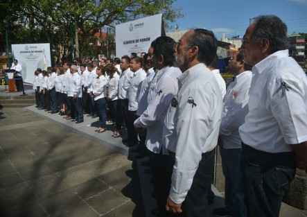 Durante la guardia de honor de agremiados de la Sección 32 del SNTE portaron un moño negro como señal de duelo e indignación, para que las autoridades atiendan el tema de la inseguridad.  
