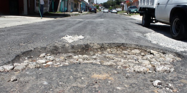 Mientras el alcalde se va a quién sabe dónde y anda nomás haciendo como que trabaja, así las calles y banquetas de las principales calles de la mal nombrada Atenas Veracruzana.
