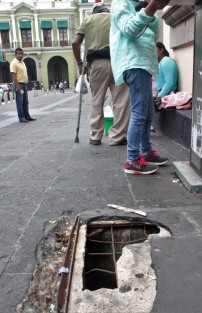 Mientras el alcalde se va a quién sabe  dónde y anda nomás haciendo como que trabaja, así las calles y banquetas de las principales calles de la mal nombrada Atenas Veracruzana.