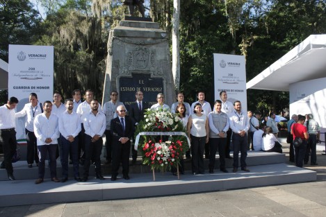 La Secretaría de Protección Civil montó guardia ante el monumento a Miguel Hidalgo. 