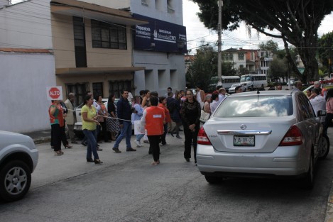 Simulacros en los diversos institutos de la Universidad Veracruzana. En el IIHS se realizó puntual y con éxito la evacuación del edificio; sin embargo se evidenció la falta de inversión en equipo tal como chalecos, los cuales fueron sustituidos por plásticos. 