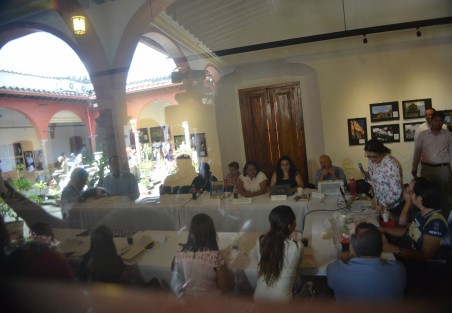 Este miércoles el gobernador electo de Veracruz, Cuitláhuac García Jiménez, se reunió con colectivos de búsqueda de personas, con quienes trataría diferentes puntos, e integrarán equipos de trabajo para la atención de este problema. 