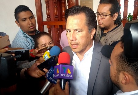 Este miércoles el gobernador electo de Veracruz, Cuitláhuac García Jiménez, se reunió con colectivos de búsqueda de personas, con quienes trataría diferentes puntos, e integrarán equipos de trabajo para la atención de este problema. 